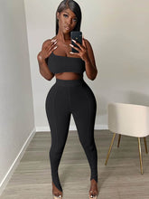 Crop-Top mit einem Schulterträger und Leggings mit hoher Taille